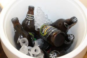 balde com gelo e garrafas de cerveja da bier hoff
