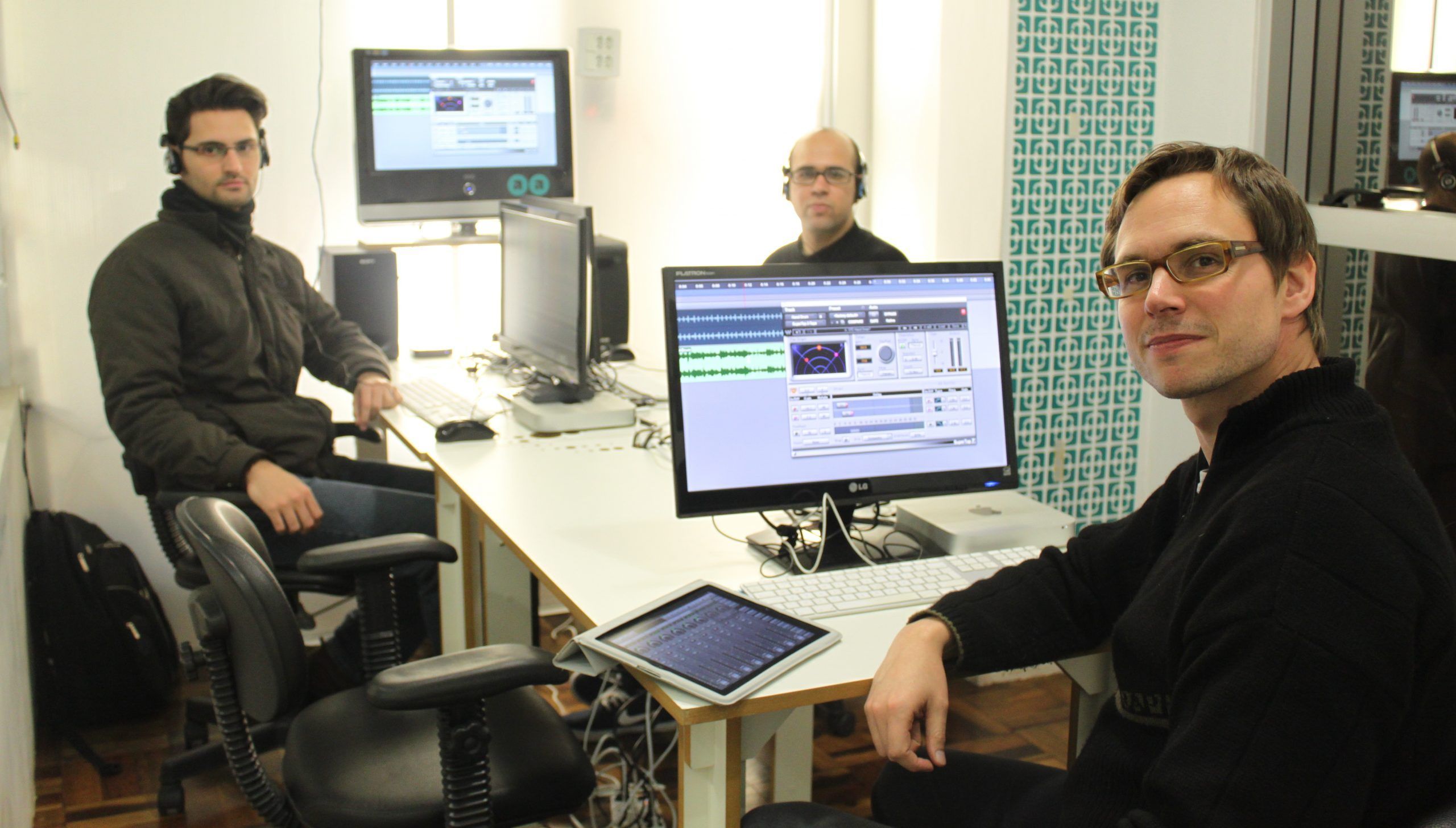Nobert Weiher trabalhando em um programa audiovisual com mais dois colegas de equipe.