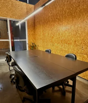 Escritório privativo com mesa de trabalho na Aldeia Shopping Estação