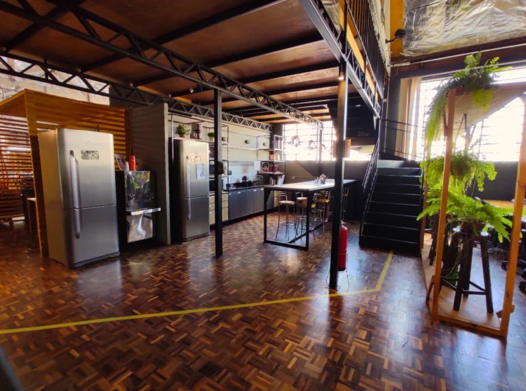 Cozinha e área de descanso da Aldeia Coworking em Curitiba.
