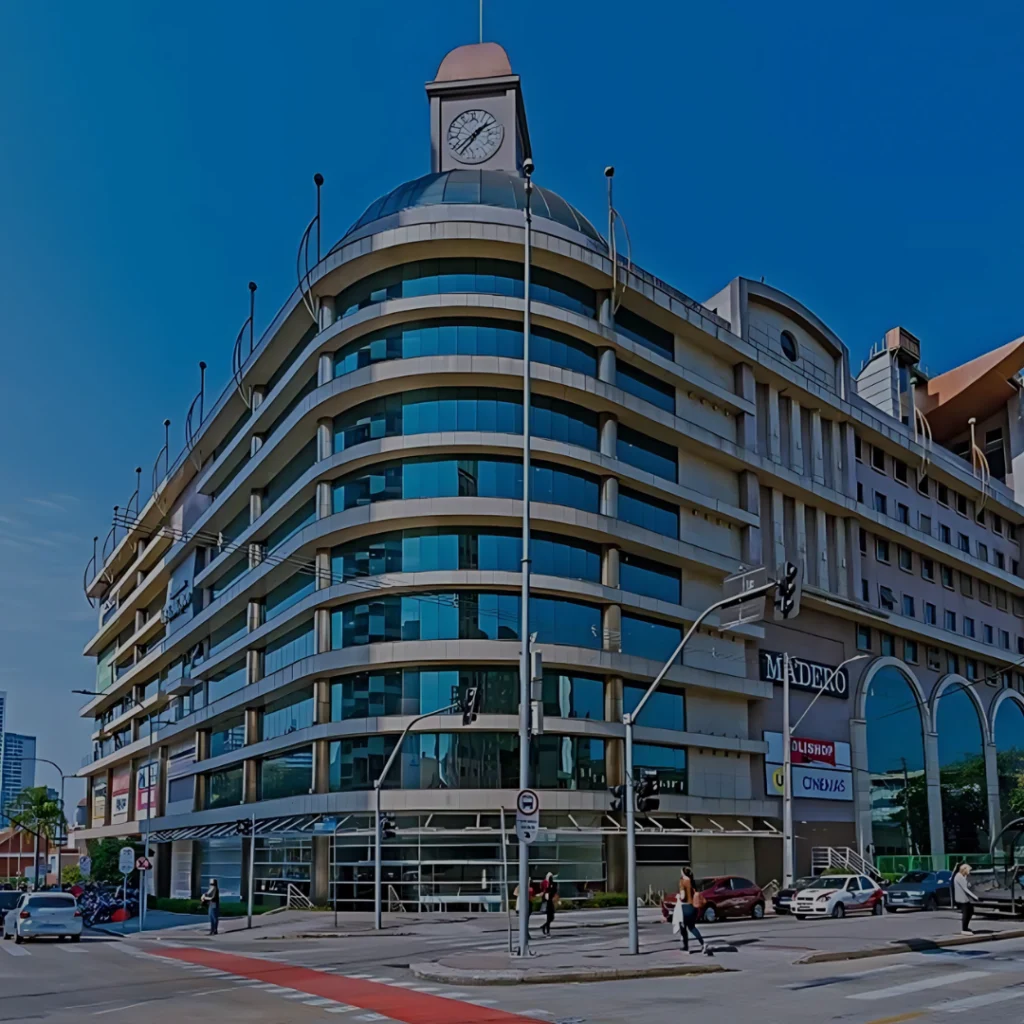 Fachada da Aldeia Coworking no Shopping Estação em Curitiba com estrutura moderna.