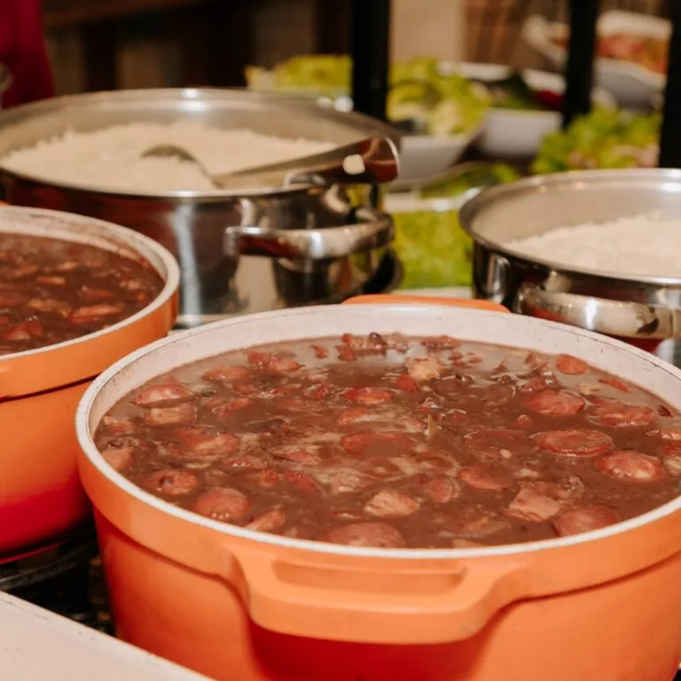 mesa de buffet para evento em restaurante em Curitiba