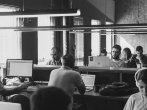 Pessoas trabalhando em um Coworking