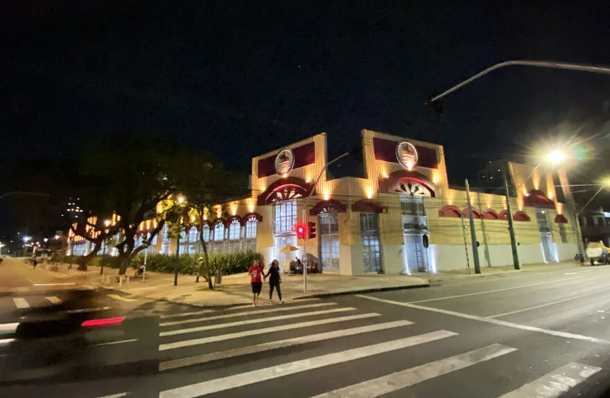 Fachada iluminada do Mercado Municipal de Curitiba à noite