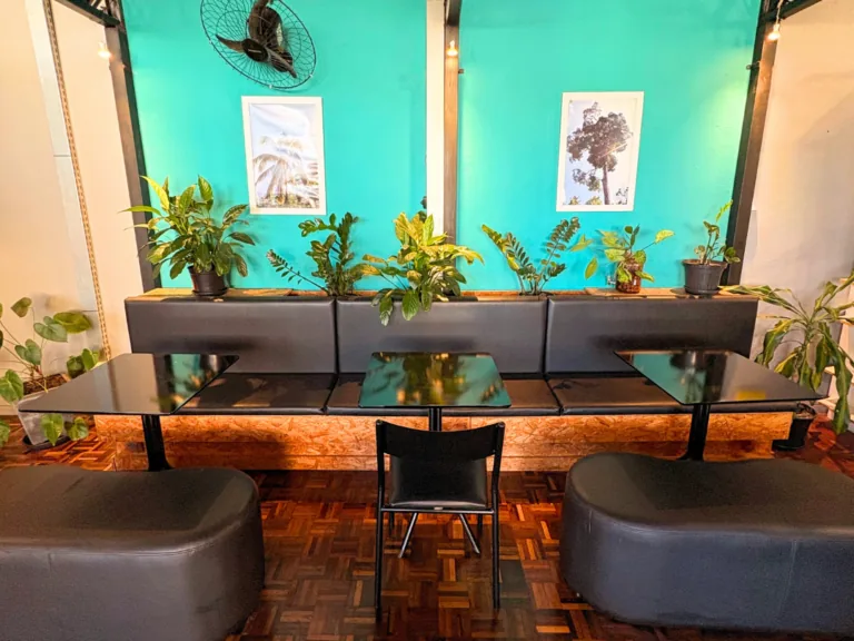Coworkers reunidos em um ambiente de convivência da Aldeia Coworking.