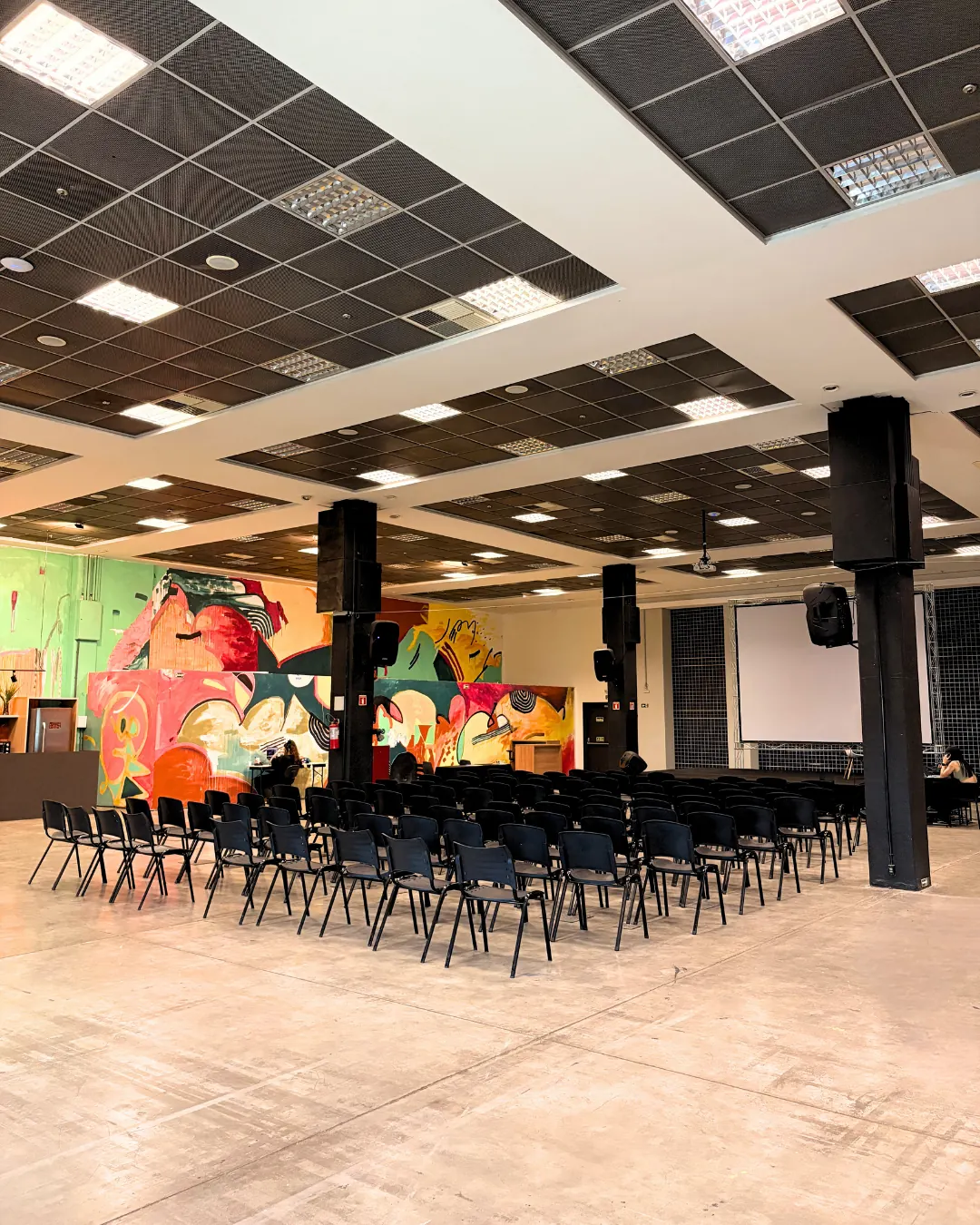Equipe em ambiente corporativo da Aldeia