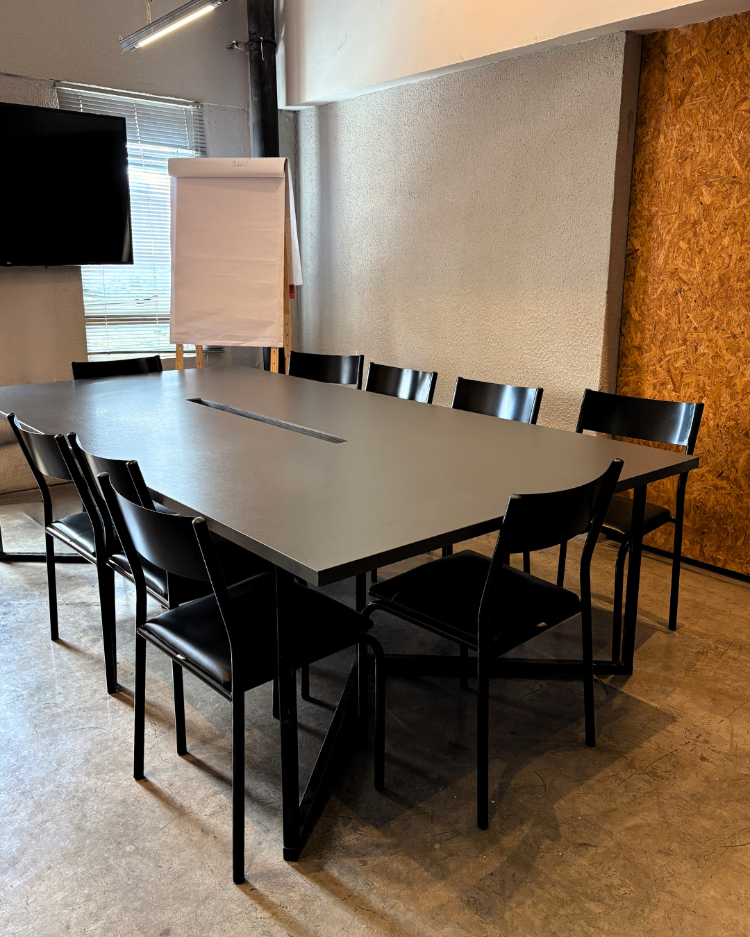 Espaço da Aldeia Coworking preparado para sala de reunião
