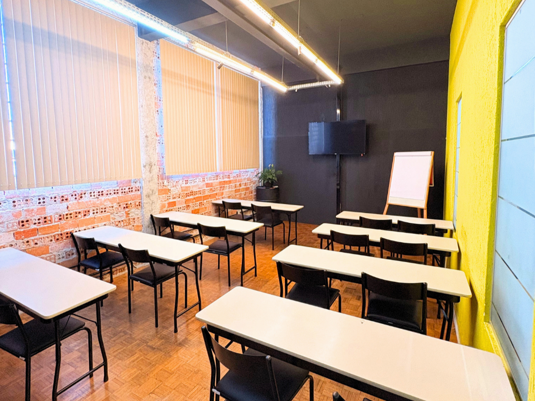 Sala de treinamento da Aldeia Coworking preparada para um encontro corporativo.